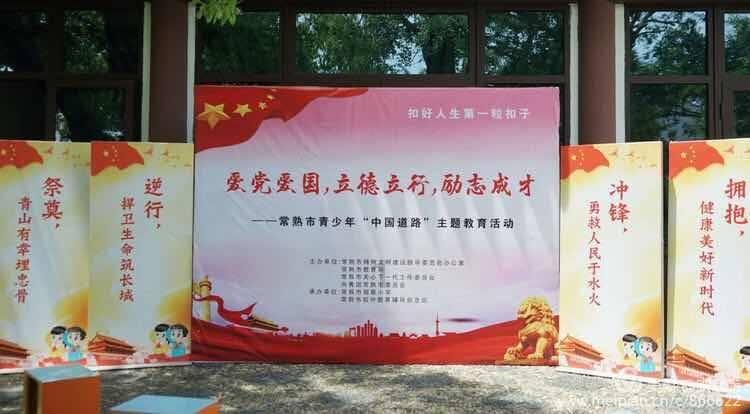 给助理打伞的刘浩存，大美女真的是一个很善良真诚贴心的人